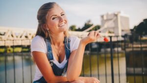 Wynajem hostess na targi: Kluczowe korzyści i sprawdzony proces współpracy z agencjami